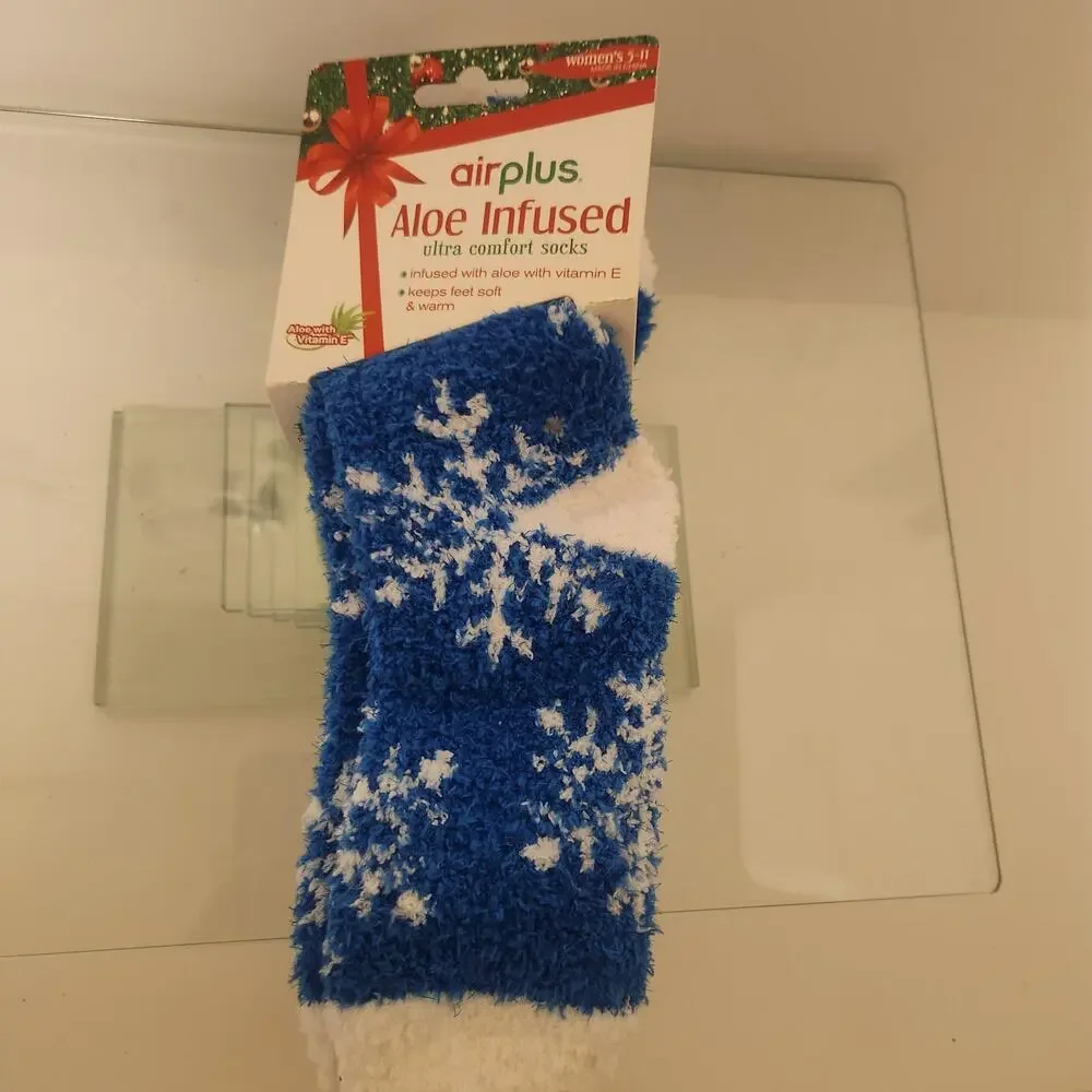 NIP Christmas Air Plus Aloe Infused Plush Socks Size 5-11